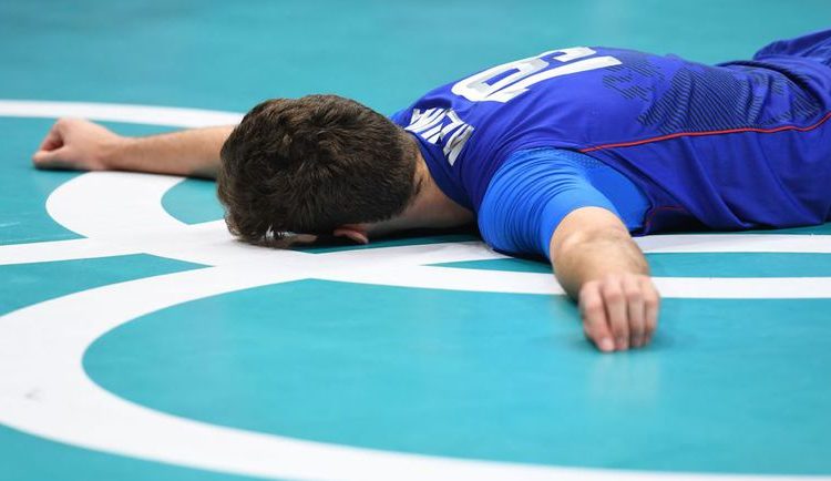 Танымал волейболшыны жаттығу кезінде тоқ соғып, жансақтау бөліміне түсті