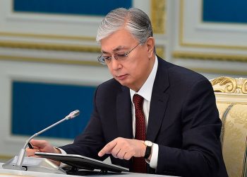 Республика күні қарсаңында Президент еңбек әулеттері мен қарапайым жұмысшыларды марапаттады