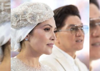 Сахнадағы жаңа дуэт: Сәкен Майғазиев жұбайымен бірге ән салды (Видео)