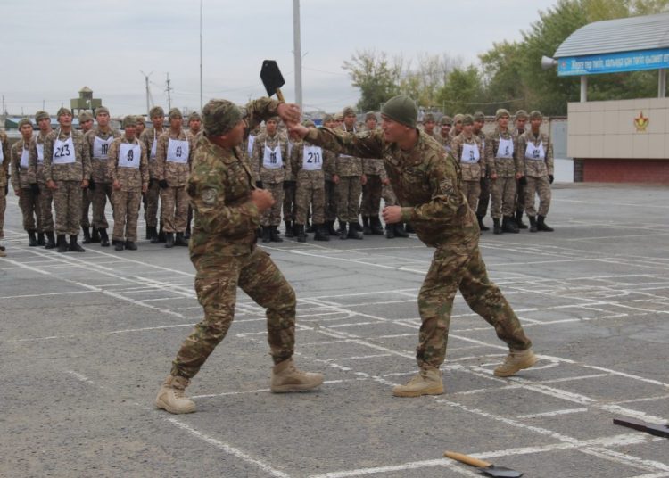 Абай гарнизонында әскерлерді қорытынды тексеру жүргізілуде