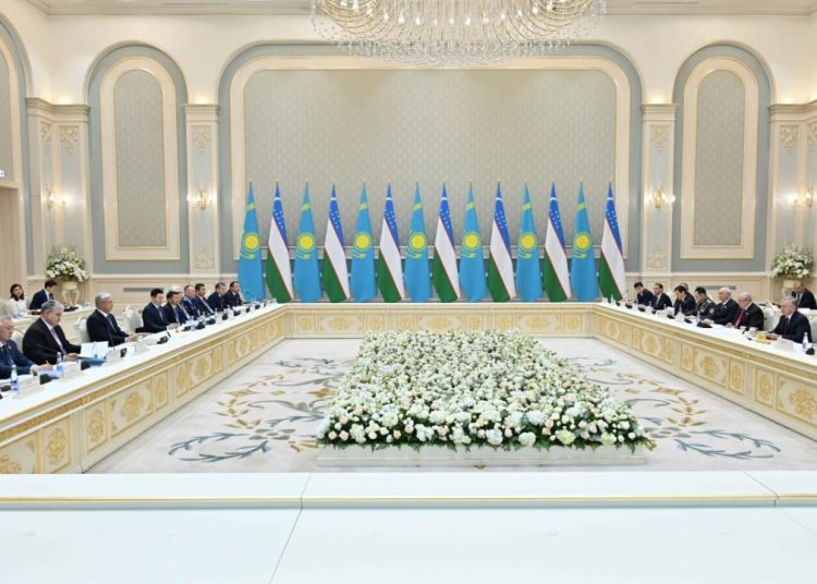 Мемлекет басшысы Өзбекстан Президентімен келіссөз барысында саяси және экономикалық байланыстарды жандандыра түсетін жаңа бағыттар айқындалғанын жеткізді