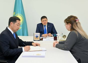 Берік Уәли азаматтарды жеке қабылдап, өзекті мәселелерін тыңдады