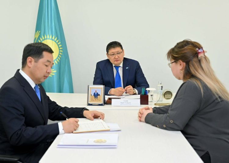 Берік Уәли азаматтарды жеке қабылдап, өзекті мәселелерін тыңдады