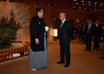 Токиода Президент Қасым-Жомарт Тоқаев кәсіпқой сумошы Ерсін Балтағұлмен кездесті