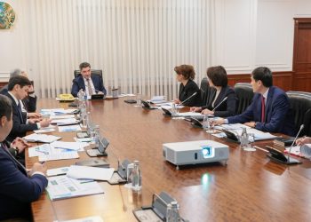 Олжас Бектенов денсаулық сақтау саласын цифрландыру және қаржылық тәртіп мәселесі бойынша кеңес өткізді