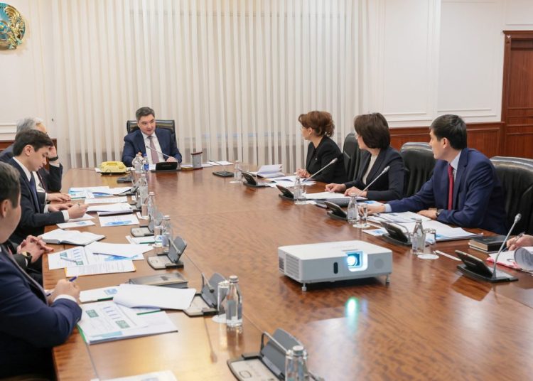 Олжас Бектенов денсаулық сақтау саласын цифрландыру және қаржылық тәртіп мәселесі бойынша кеңес өткізді