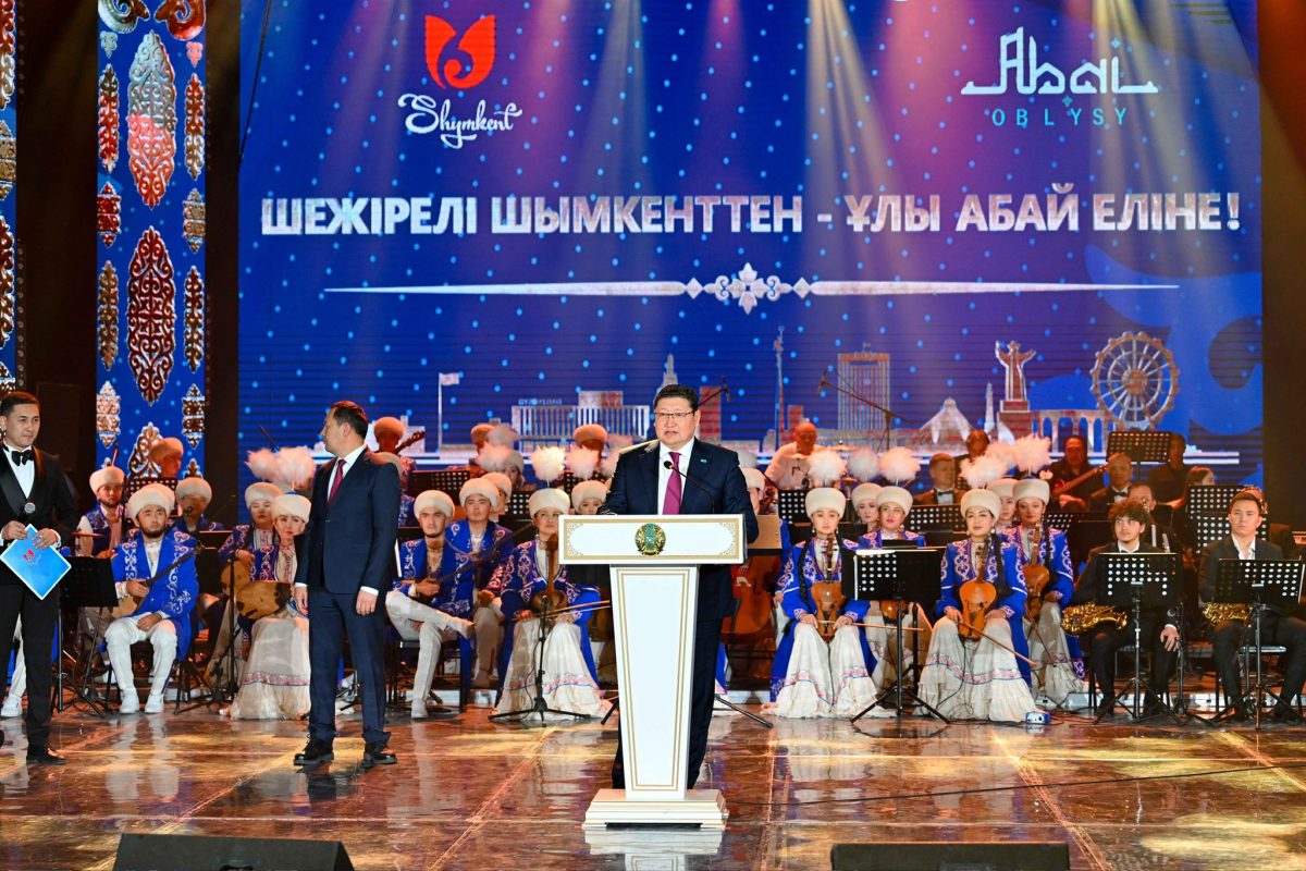 Шымкенттің өнерпаздары Абай еліне арнайы бағдарлама алып келді