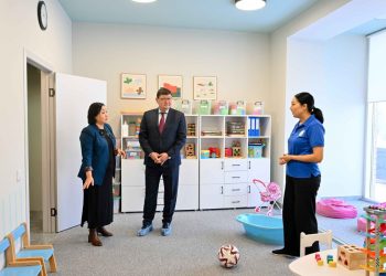 Берік Уәли аутизмі бар балаларды оңалтатын орталықтың жұмысымен танысты