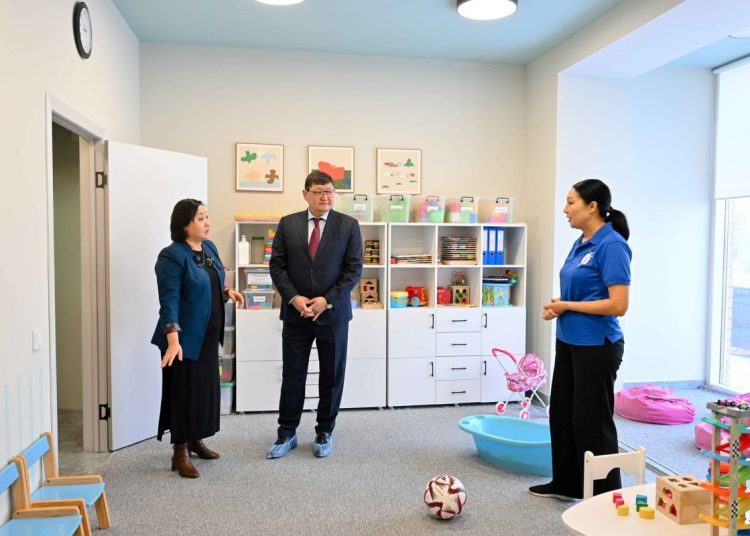 Берік Уәли аутизмі бар балаларды оңалтатын орталықтың жұмысымен танысты