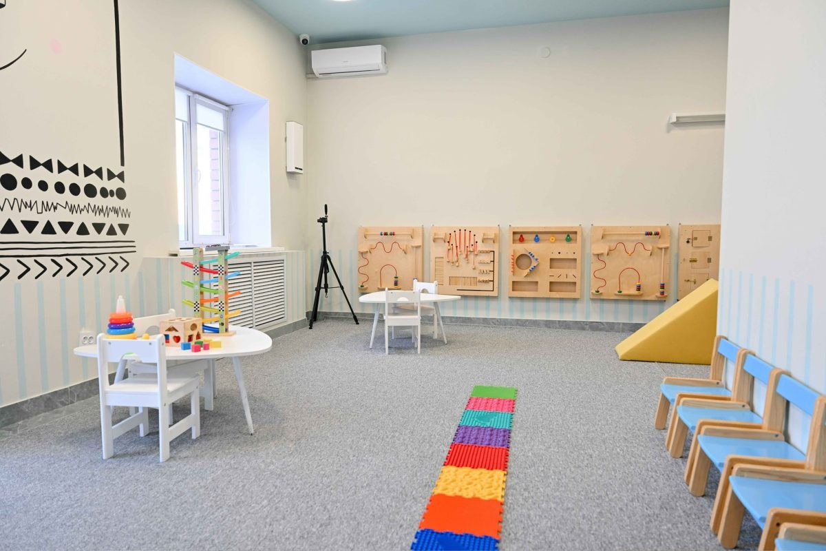 Берік Уәли аутизмі бар балаларды оңалтатын орталықтың жұмысымен танысты