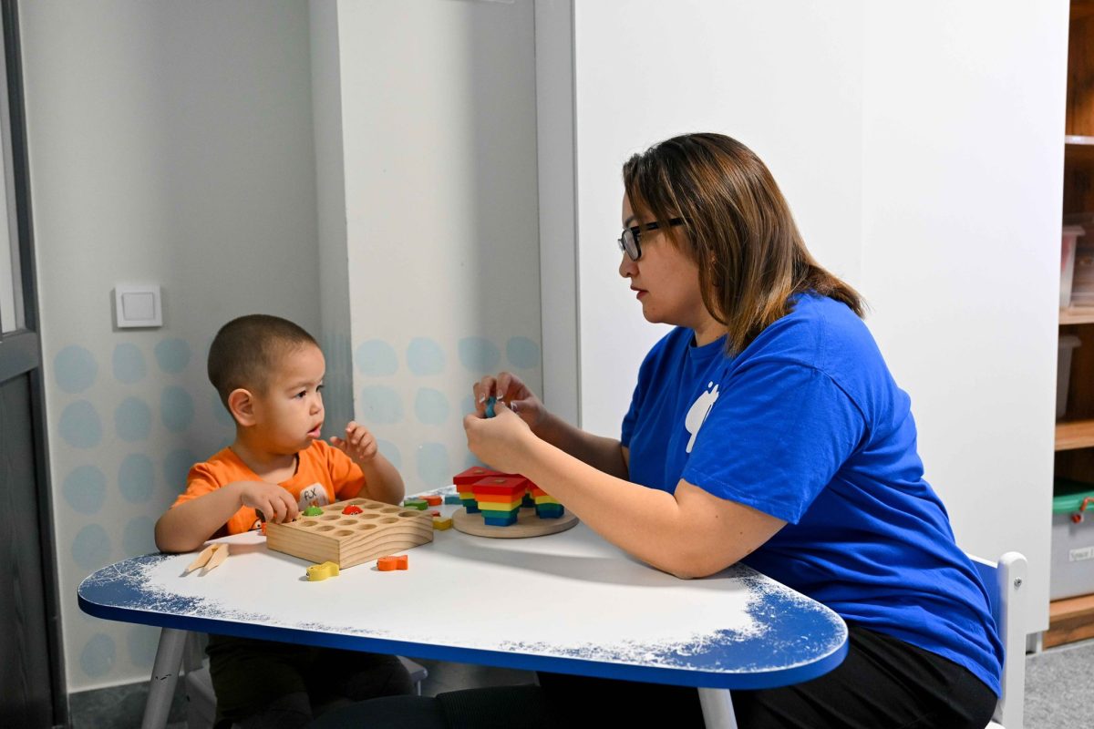 Берік Уәли аутизмі бар балаларды оңалтатын орталықтың жұмысымен танысты