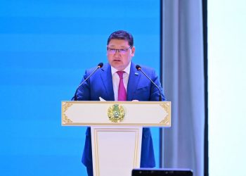 Берік Уәли Семей жұртымен ашық жүздесті: инвестиция, жол, жылу және жаңа нысандар талқыланды