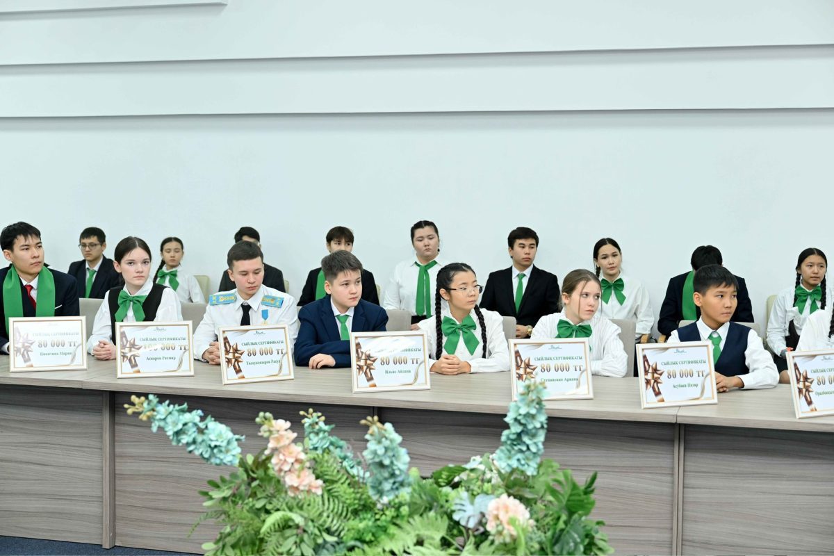 Абай облысында 61 дарынды оқушы аймақ басшысымен жүздесті