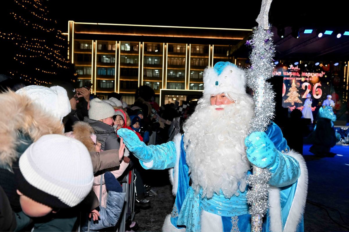 Семейдің орталық алаңында бас шыршаның шамы жағылды