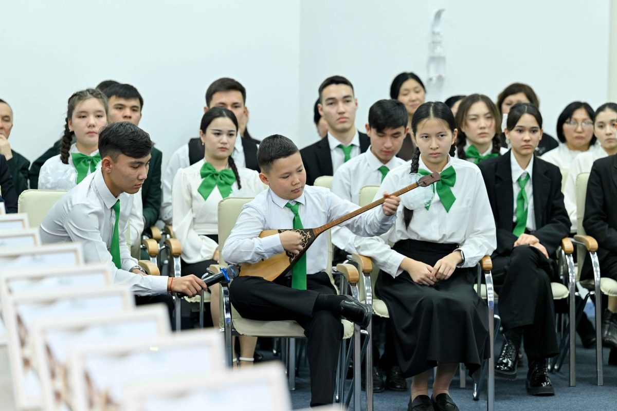 Абай облысында 61 дарынды оқушы аймақ басшысымен жүздесті