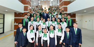 Абай облысында 61 дарынды оқушы аймақ басшысымен жүздесті