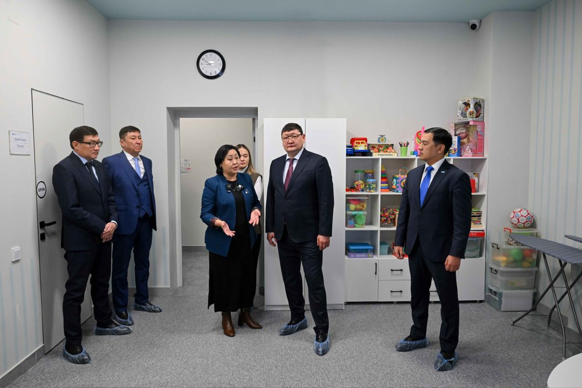 Берік Уәли аутизмі бар балаларды оңалтатын орталықтың жұмысымен танысты