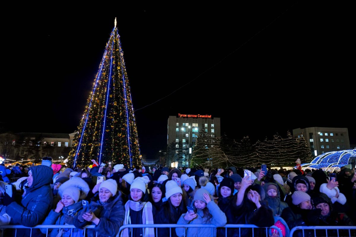 Семейдің орталық алаңында бас шыршаның шамы жағылды