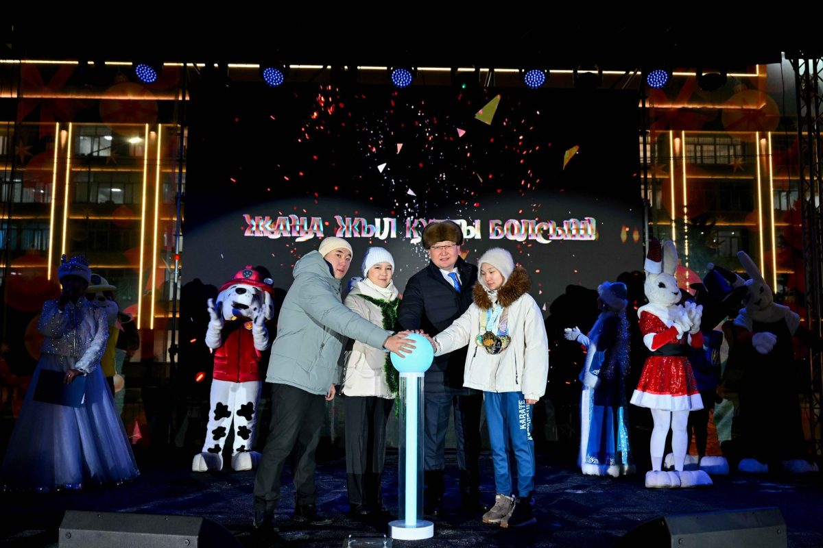 Семейдің орталық алаңында бас шыршаның шамы жағылды