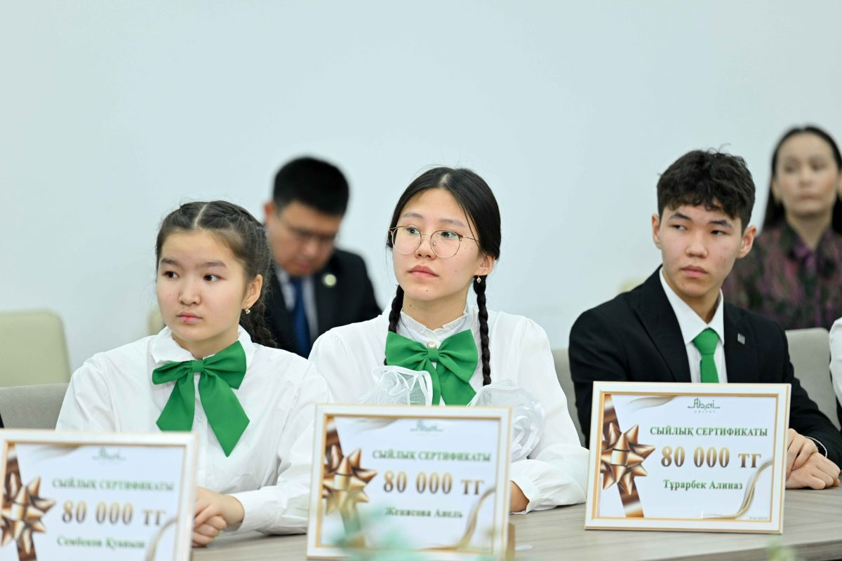Абай облысында 61 дарынды оқушы аймақ басшысымен жүздесті