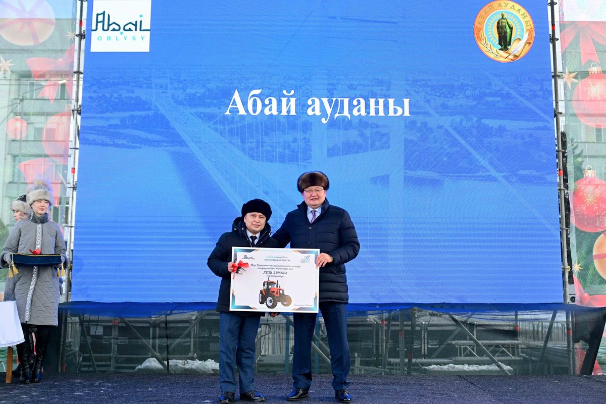 «Үлгілі ауыл» байқауы: Абай облысының 20 үздігіне жаңа трактор кілті тапсырылды