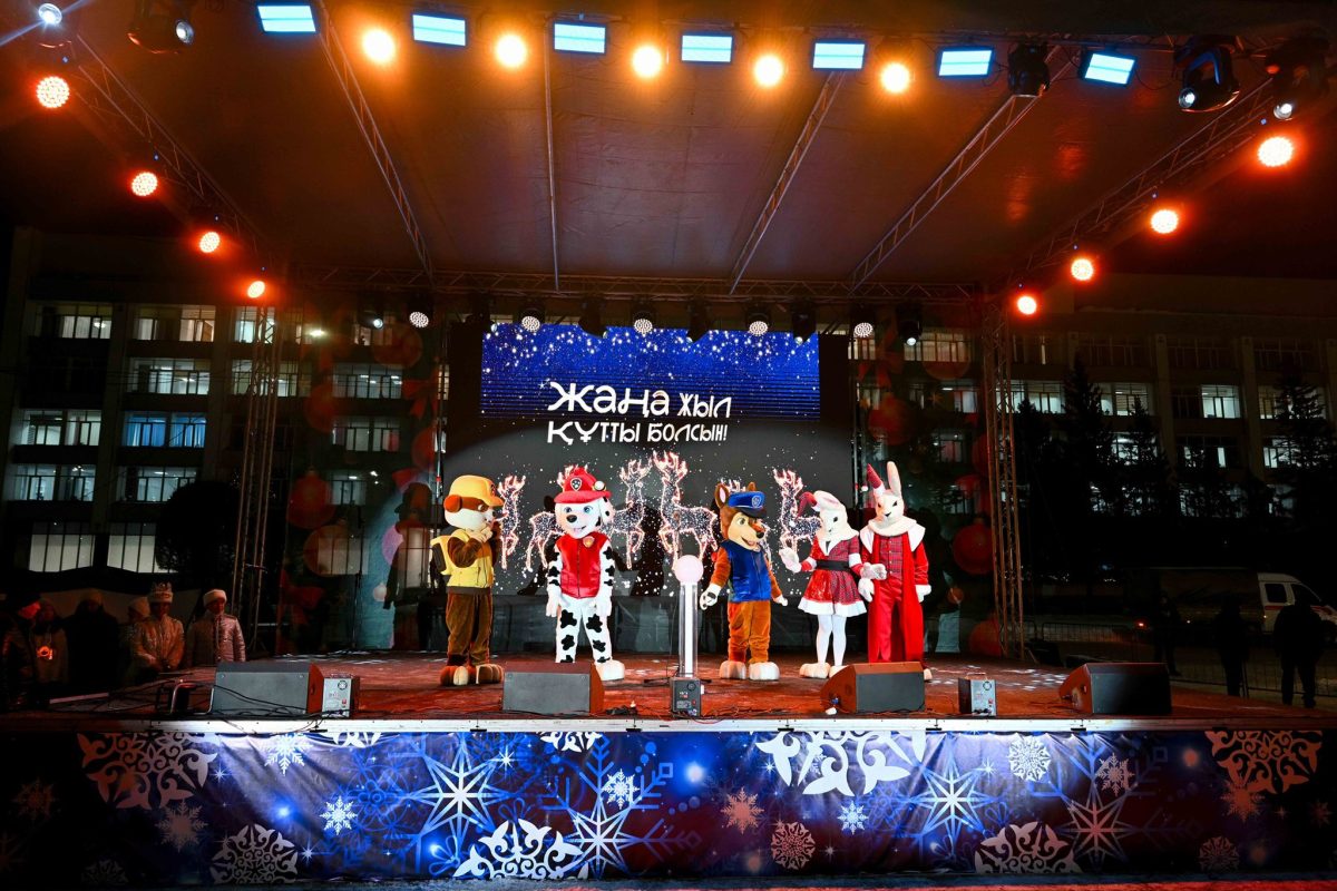 Семейдің орталық алаңында бас шыршаның шамы жағылды