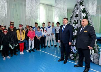 Берік Уәли мереке қарсаңында Семейдегі арнайы интернаттар мен балалар орталығына барды