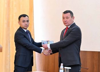 Көкпекті халқы таңдаған әкім: Нұрбек Қошқарбаев қызметіне кірісті