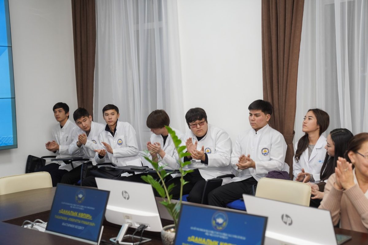 Семей қаласында жастар мен «Ғибратты ғұмырлар» Ақсақалдар кеңесінің мүшелері арасында диалог алаңы өтті