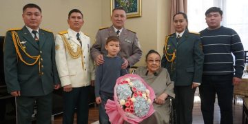 Алматыда әскери қызметшілер Бибігүл Төлегенованы туған күнімен құттықтады
