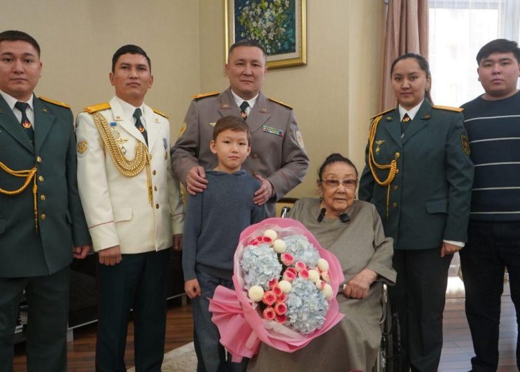 Алматыда әскери қызметшілер Бибігүл Төлегенованы туған күнімен құттықтады