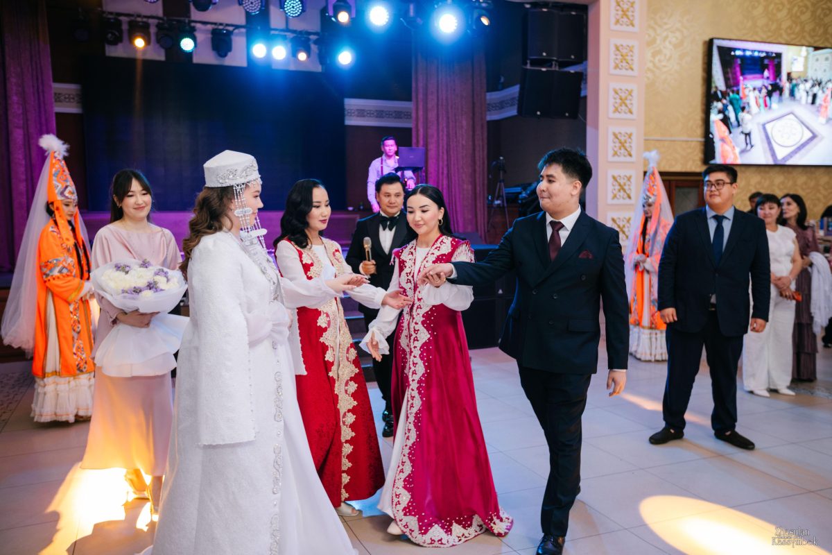 ҚЫЗЫМДЫ ҰЗАТҚАН КҮН: ДӘСТҮР МЕН АРМАН ТОҒЫСҚАНДА