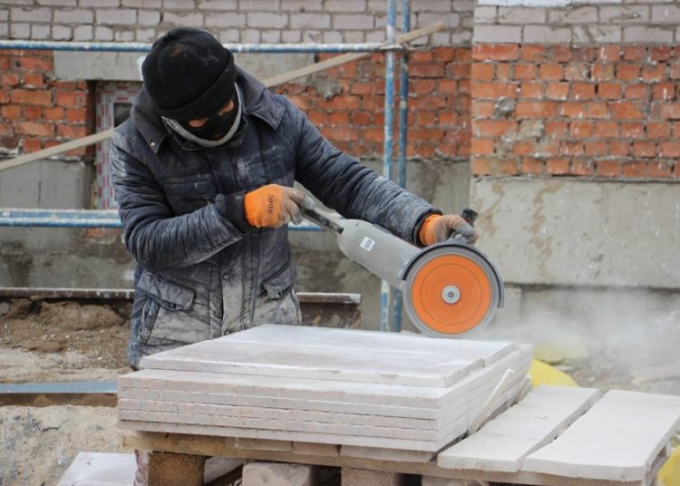 «Еңбек бостандығының» орнына «еңбекке құқық» – белгілі заңгер Конституцияға өзгерістер туралы пікір білдірді