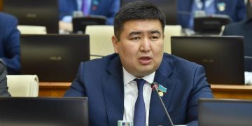 Елнұр Бейсенбаев Конституцияда отбасы мен неке ұғымы күшейтуді ұсынды