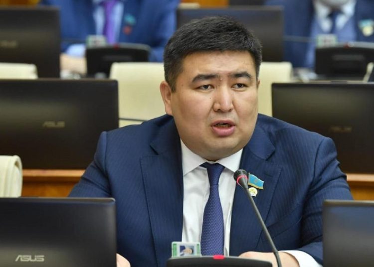 Елнұр Бейсенбаев Конституцияда отбасы мен неке ұғымы күшейтуді ұсынды