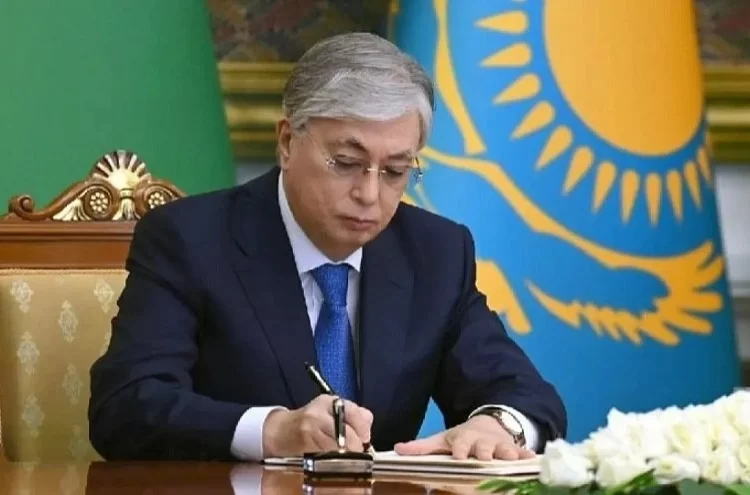 Президент Конституциялық реформа жөніндегі комиссия құру туралы Жарлыққа қол қойды