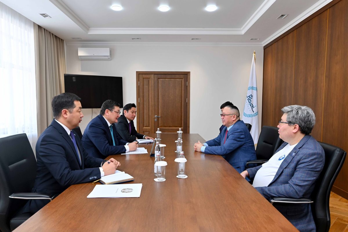 Облыс әкімі Берік Уәли Мәжіліс депутаты Нұрлан Әуесбаевпен кездесті