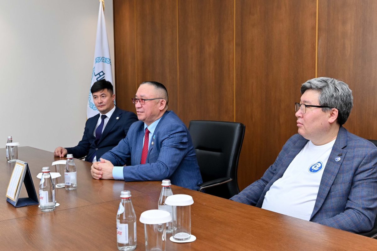 Облыс әкімі Берік Уәли Мәжіліс депутаты Нұрлан Әуесбаевпен кездесті