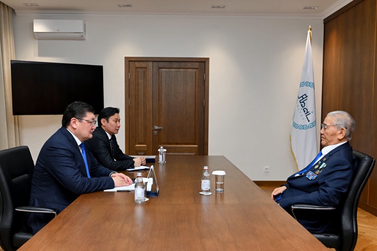 Өңірдің өткені мен ертеңі сөз болды: аймақ басшысы ақсақалдар және зиялы қауыммен жүздесті