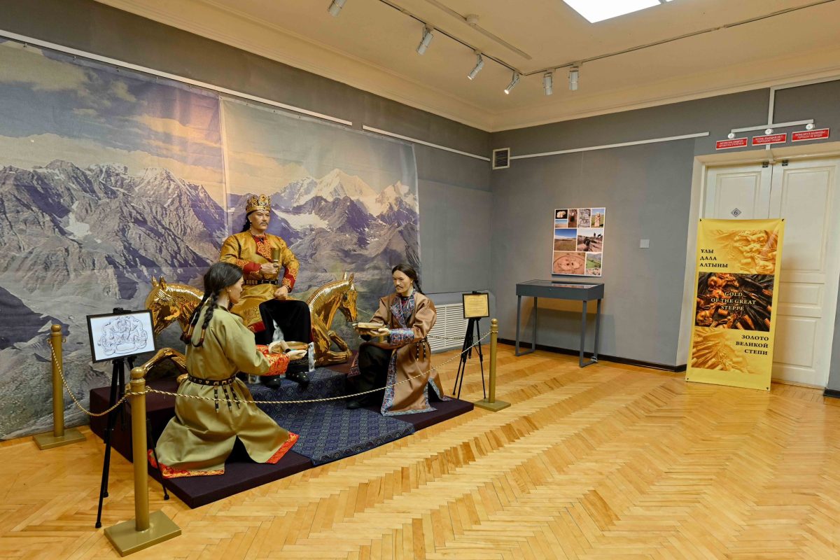 Семейде «Ұлы дала қазынасы» көрмесі ашылып, Берік Уәли құнды жәдігерлермен танысты