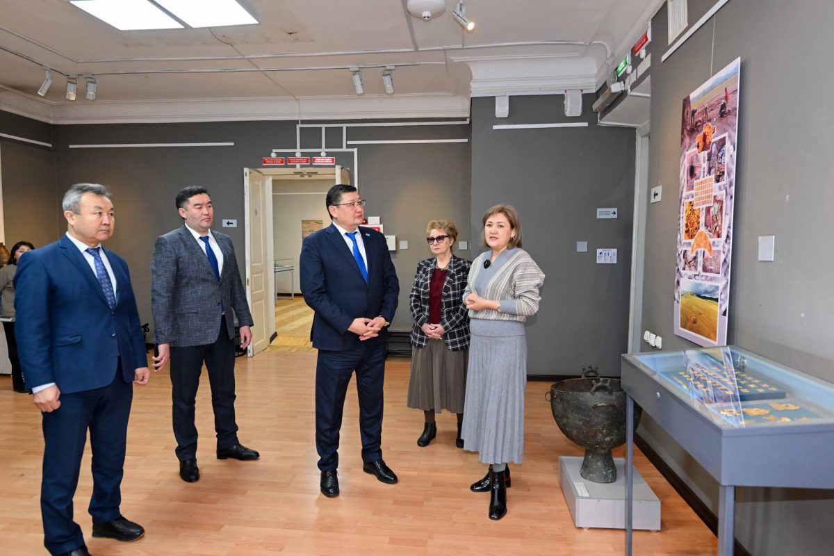 Семейде «Ұлы дала қазынасы» көрмесі ашылып, Берік Уәли құнды жәдігерлермен танысты