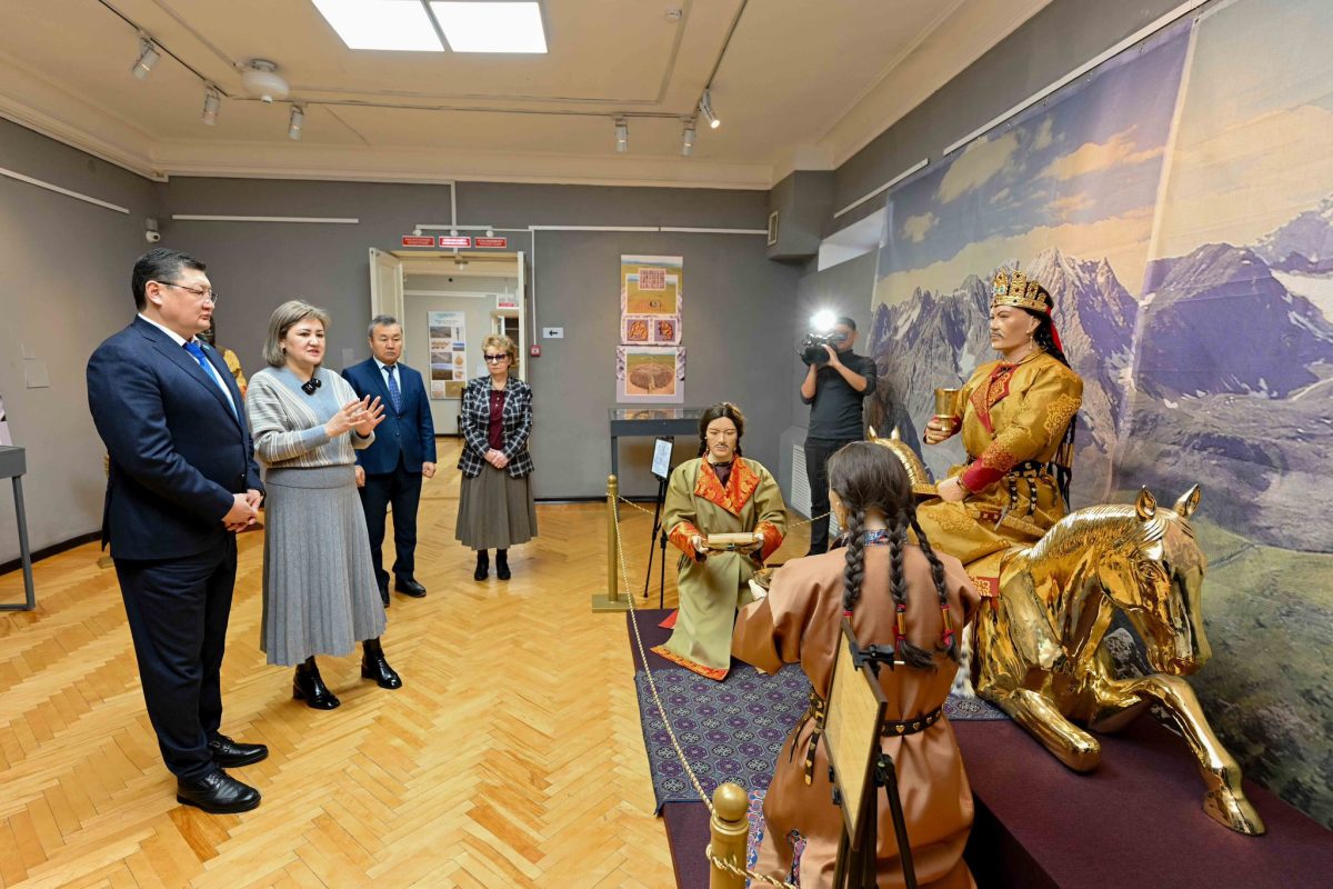 Семейде «Ұлы дала қазынасы» көрмесі ашылып, Берік Уәли құнды жәдігерлермен танысты