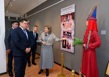 Семейде «Ұлы дала қазынасы» көрмесі ашылып, Берік Уәли құнды жәдігерлермен танысты