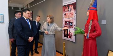 Семейде «Ұлы дала қазынасы» көрмесі ашылып, Берік Уәли құнды жәдігерлермен танысты