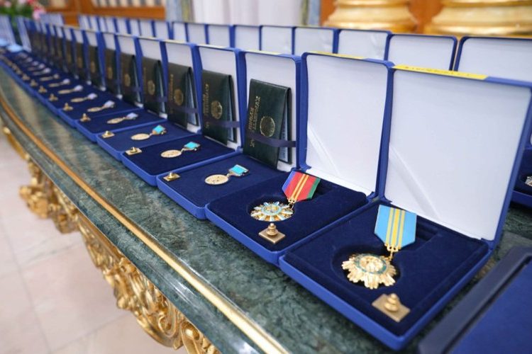 Ұлттық құрылтай: Тоқаев бір топ азаматты мемлекеттік наградамен марапаттады