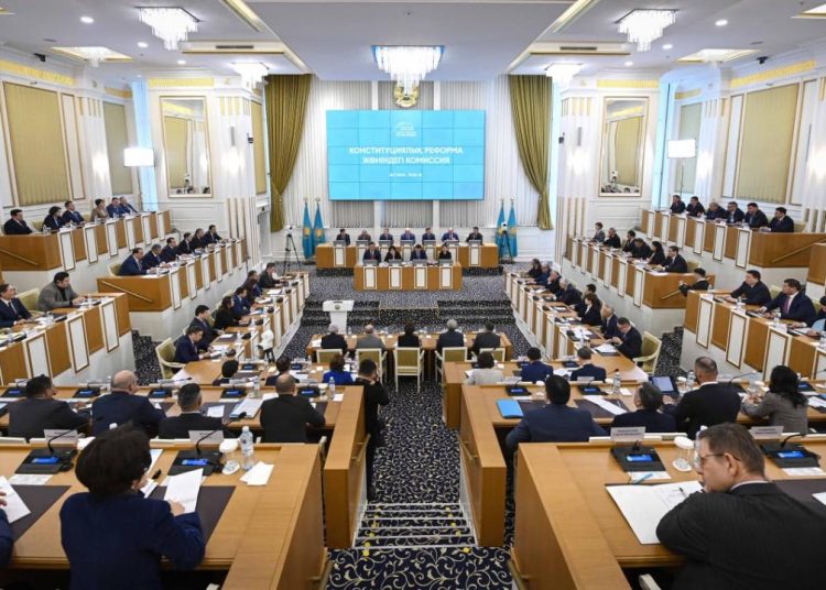 Конституциялық комиссия түзетулер жобасын талқылауға кірісті