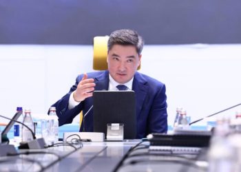 Олжас Бектенов сарапшылармен экономиканы дамыту мәселелерін талқылады