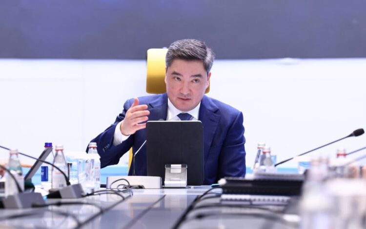 Олжас Бектенов сарапшылармен экономиканы дамыту мәселелерін талқылады