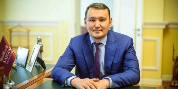 Заңгер Конституциялық комиссияның отырысында қазіргі Ата заңдағы мағыналық қателерге назар аударды