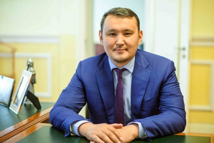 Заңгер Конституциялық комиссияның отырысында қазіргі Ата заңдағы мағыналық қателерге назар аударды